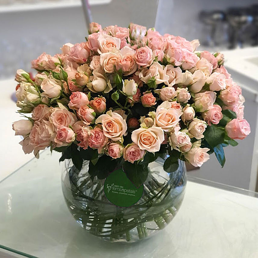 100 Peach Spray Roses In Glass Vase: Gift Delivery in Bahrain