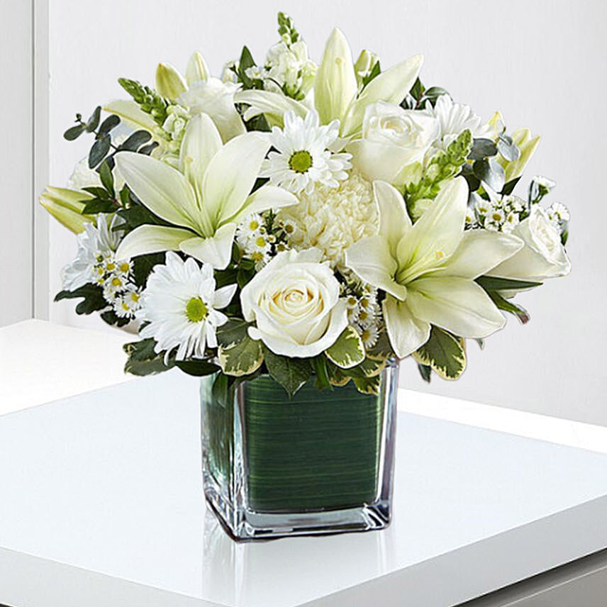 Beautiful White Flowers Vase: Roses 