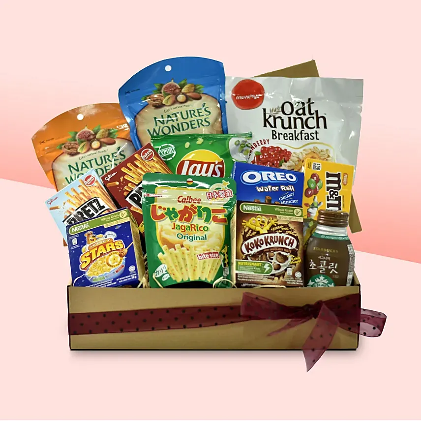 Deluxe snacks Basket Hamper: 