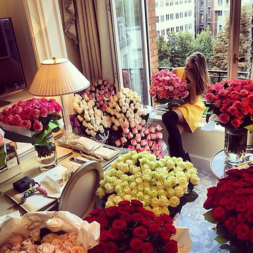 500 Colorful Roses for Valentines Day: Flower Arrangements in Vase