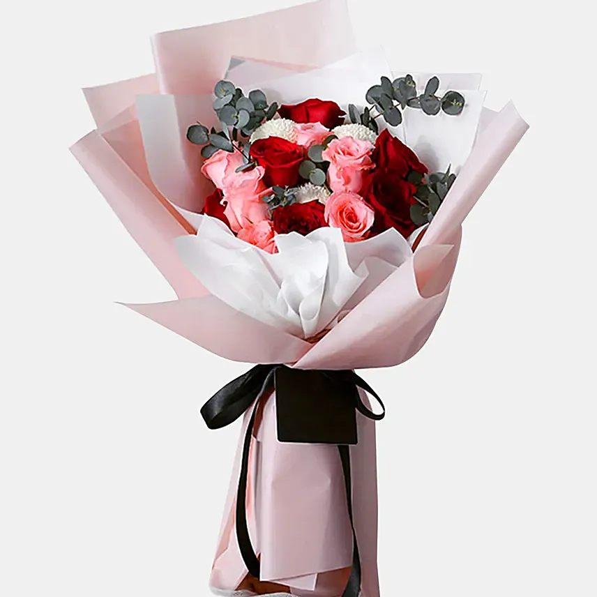 12 Lovely Mixed Roses Bouquet: 