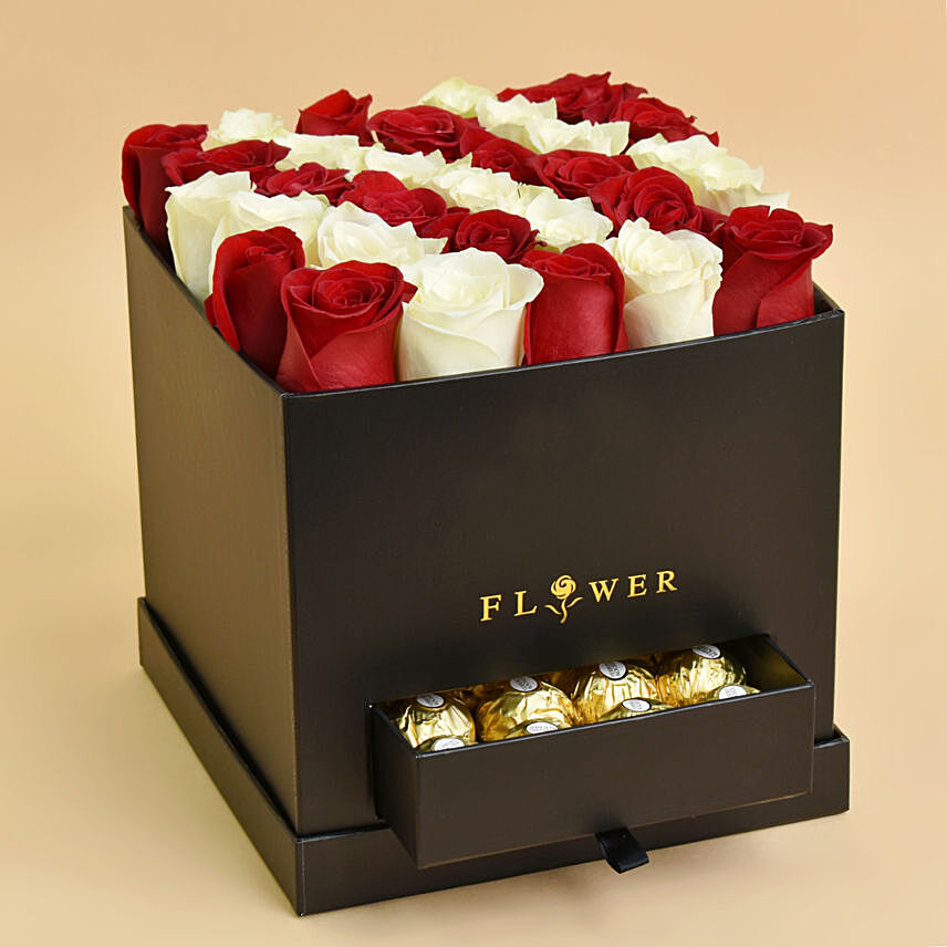 Floral Roses with Chocolates For Valentine: Flower Arrangements in Vase