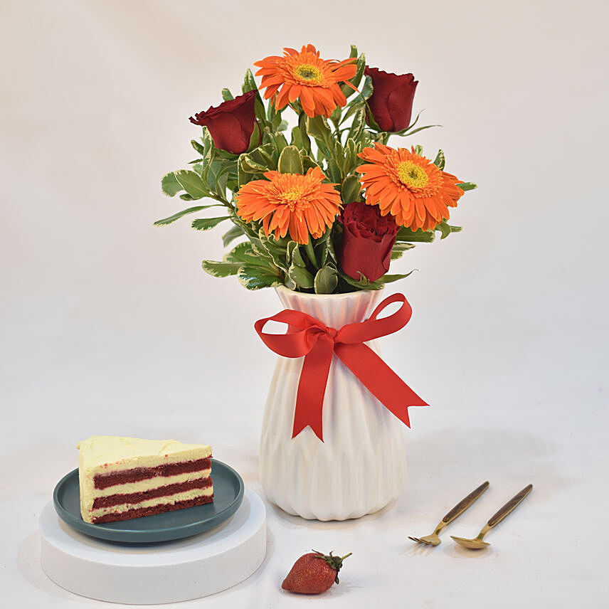 Gorgeous Arrangement With Sliced Cake: Xmas Flowers n Cake