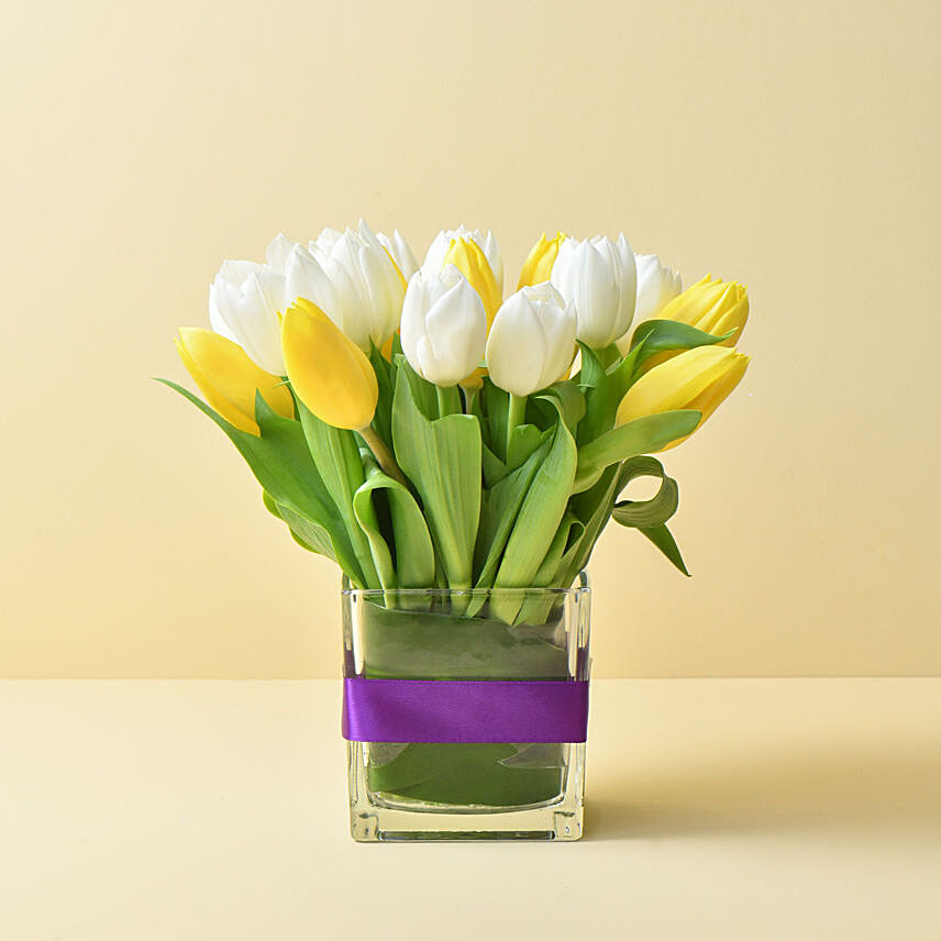 20 Tulips In Vase: Table Centerpieces