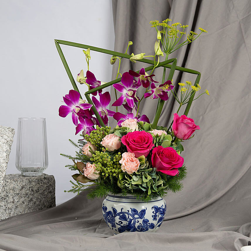 Beautiful Wispers Flower Arrangement: Roses 
