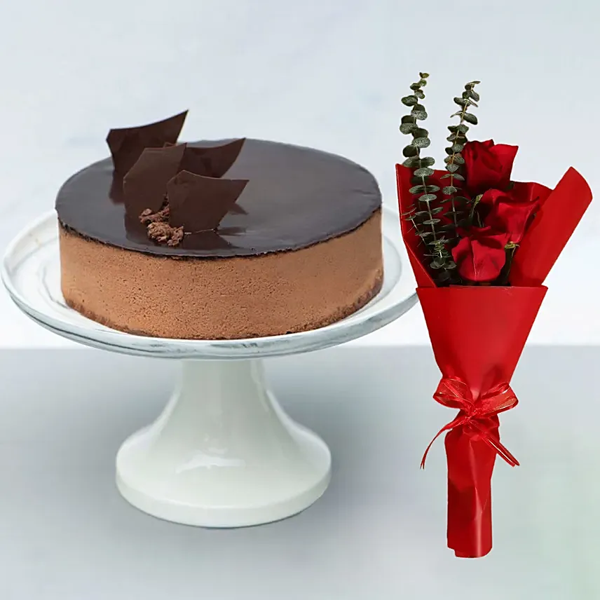 Irresistible Crunchy Chocolate Cake With Red Roses Bouquet