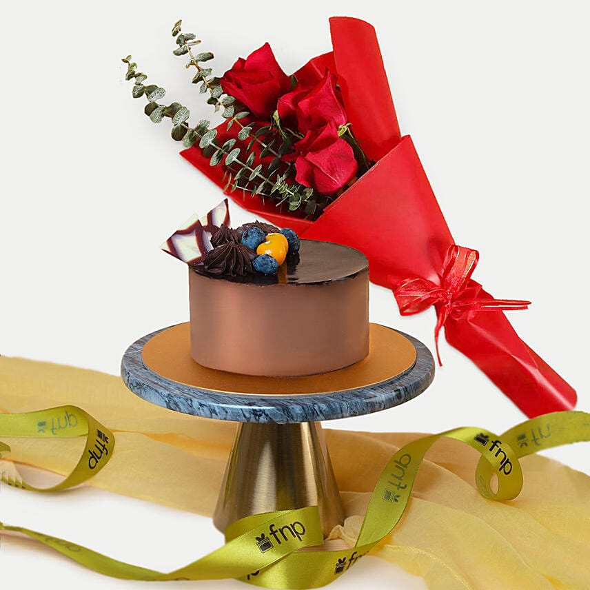 Tempting Chocolate Cake With Red Roses Bouquet