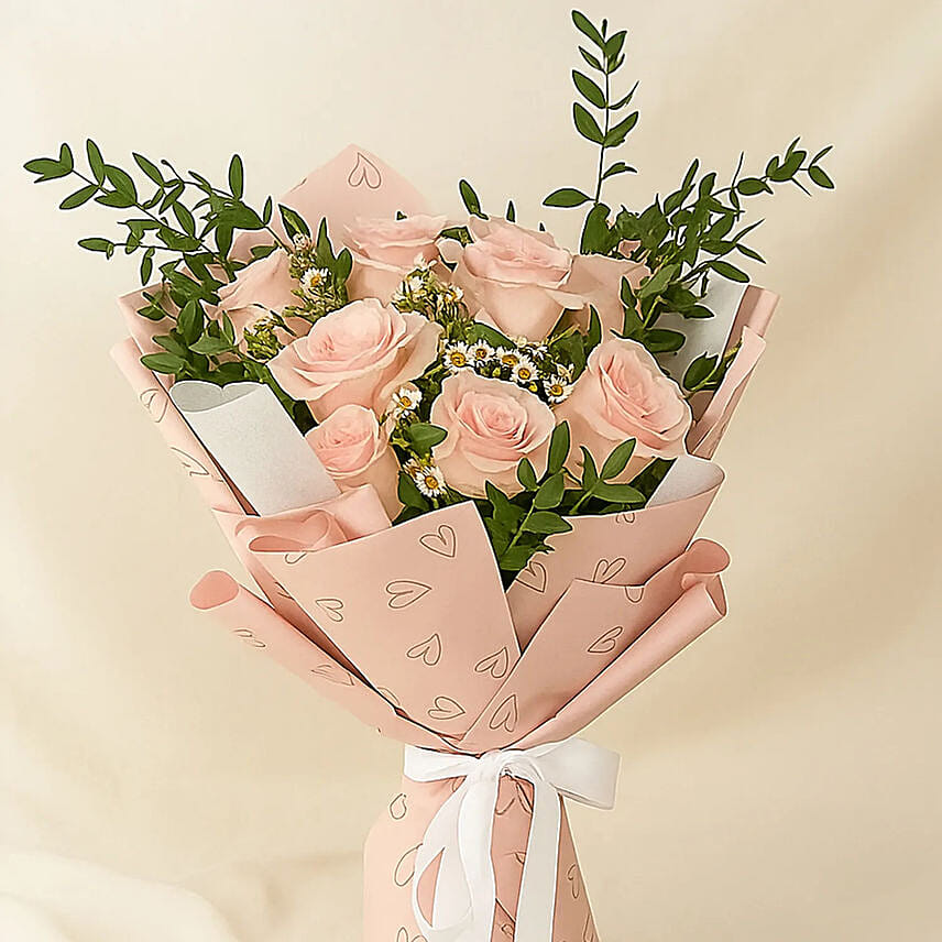 Titanic Roses Chamomile Hand Bouquet