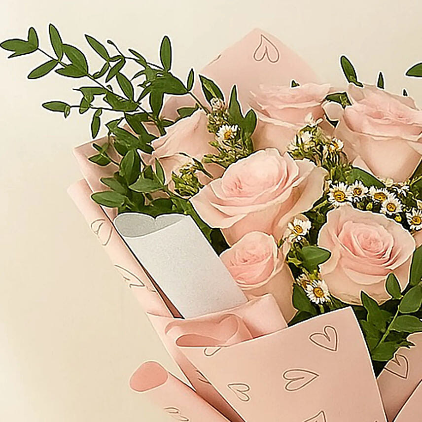 Titanic Roses Chamomile Hand Bouquet