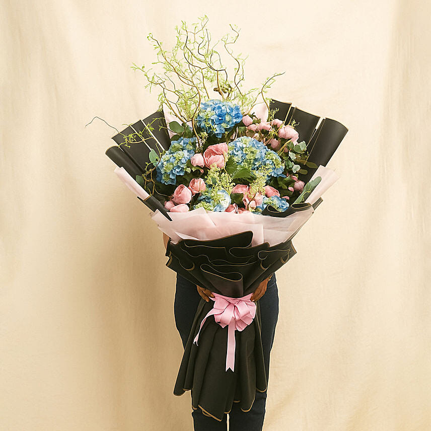Hydrengea And Boombastic Roses Long Bouquet Hydrengea And Boombastic Roses Long Bouquet: Hydrangeas