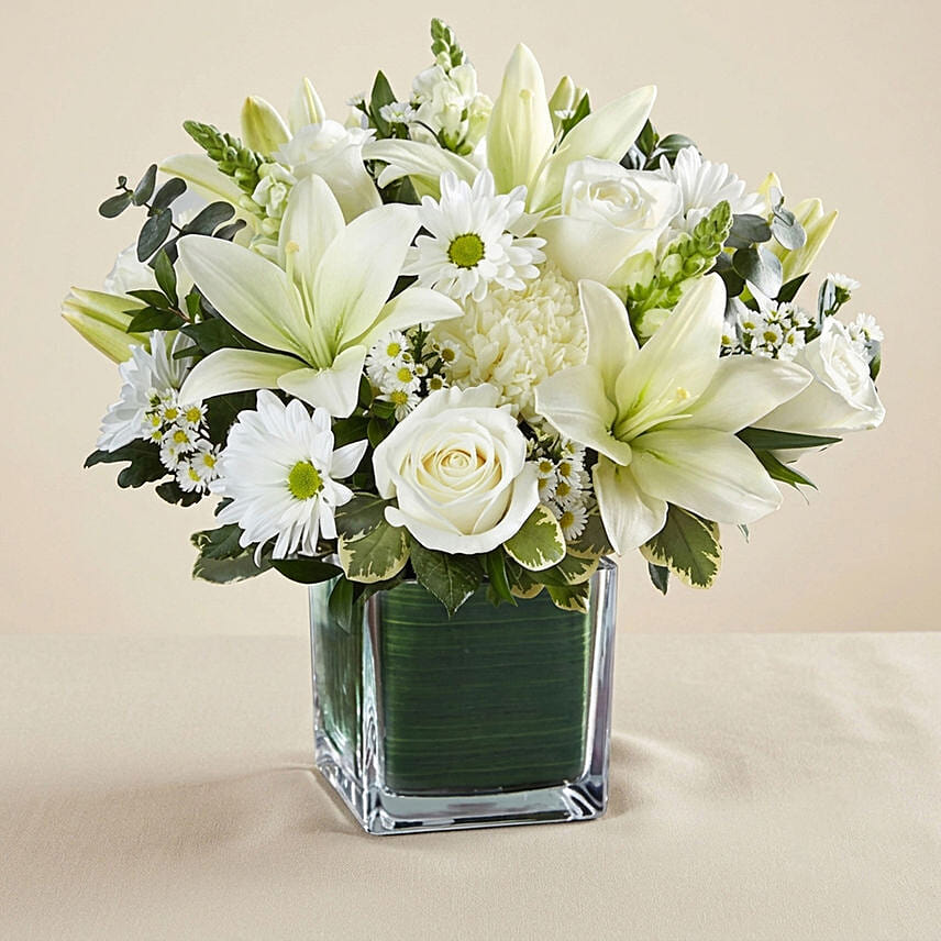Beautiful White Flowers Vase: 