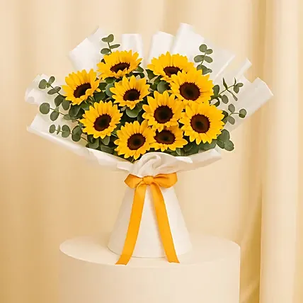 Beautiful Sunflower Hand Bouquet: Thanksgiving Gifts Singapore
