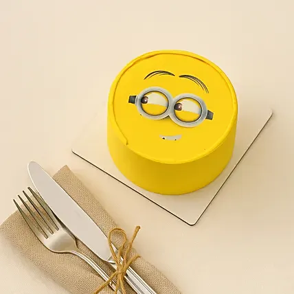 Cute Minion Celebration Cake: Minion Cakes