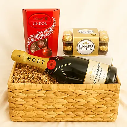 Champagne N Praline Treat Hamper: Valentine's Day Hampers