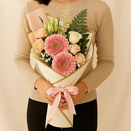 Dignified Mixed Flowers Bouquet: 