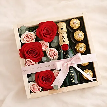 Roses, Rochers and Moet Mini Gift Box: 
