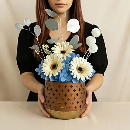 Cheerful White and Blue Flower: Table Centerpieces