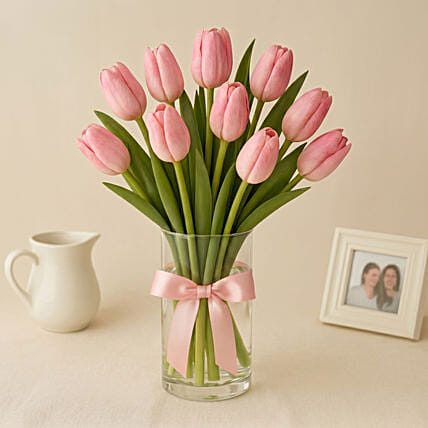 10 Tulips In a Vase: Tulips