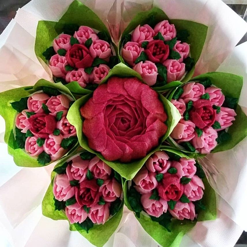 Rose Shaped Vanilla And Cupcakes Bouquet