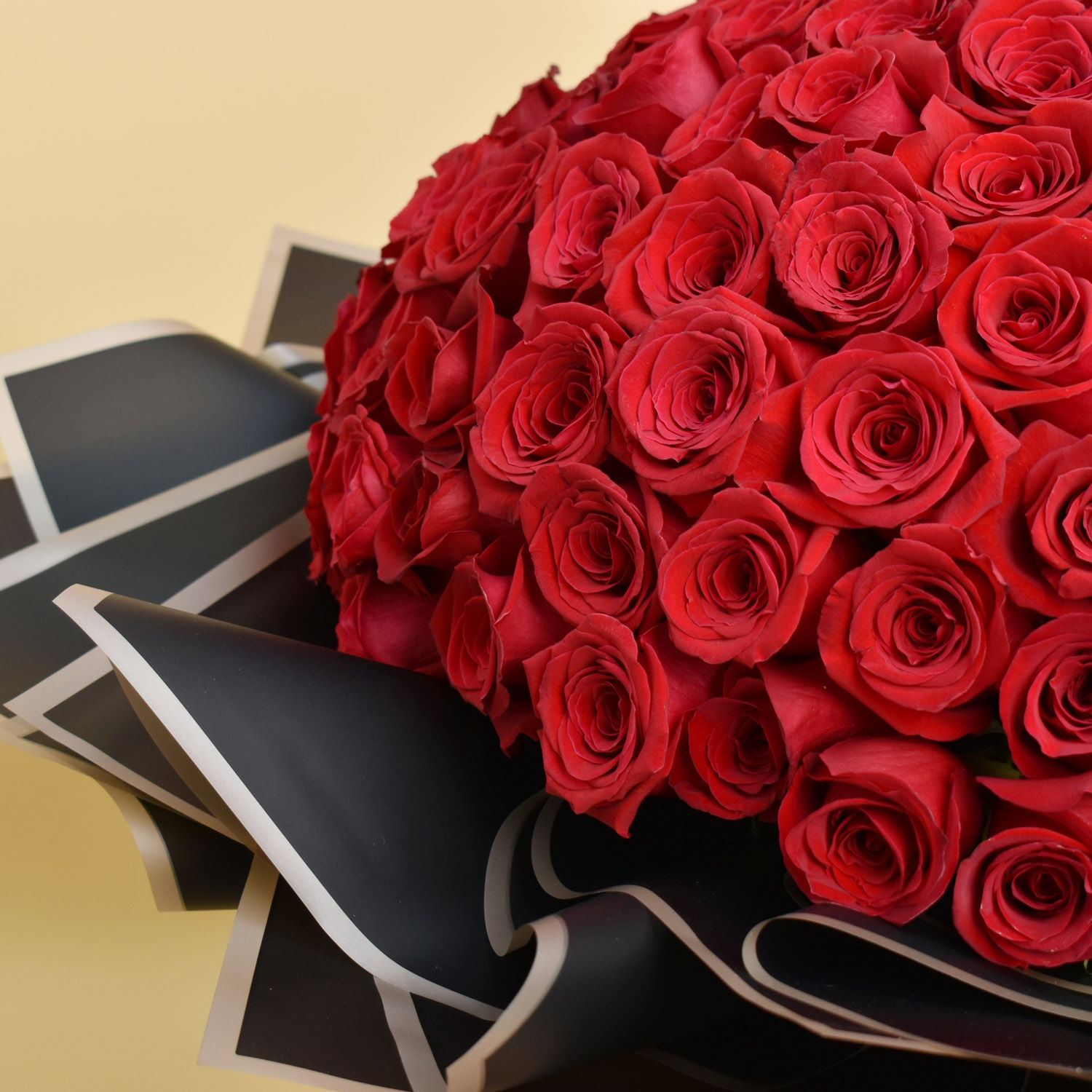 200 Red Roses Bouquet Delivery in Singapore - FNP SG