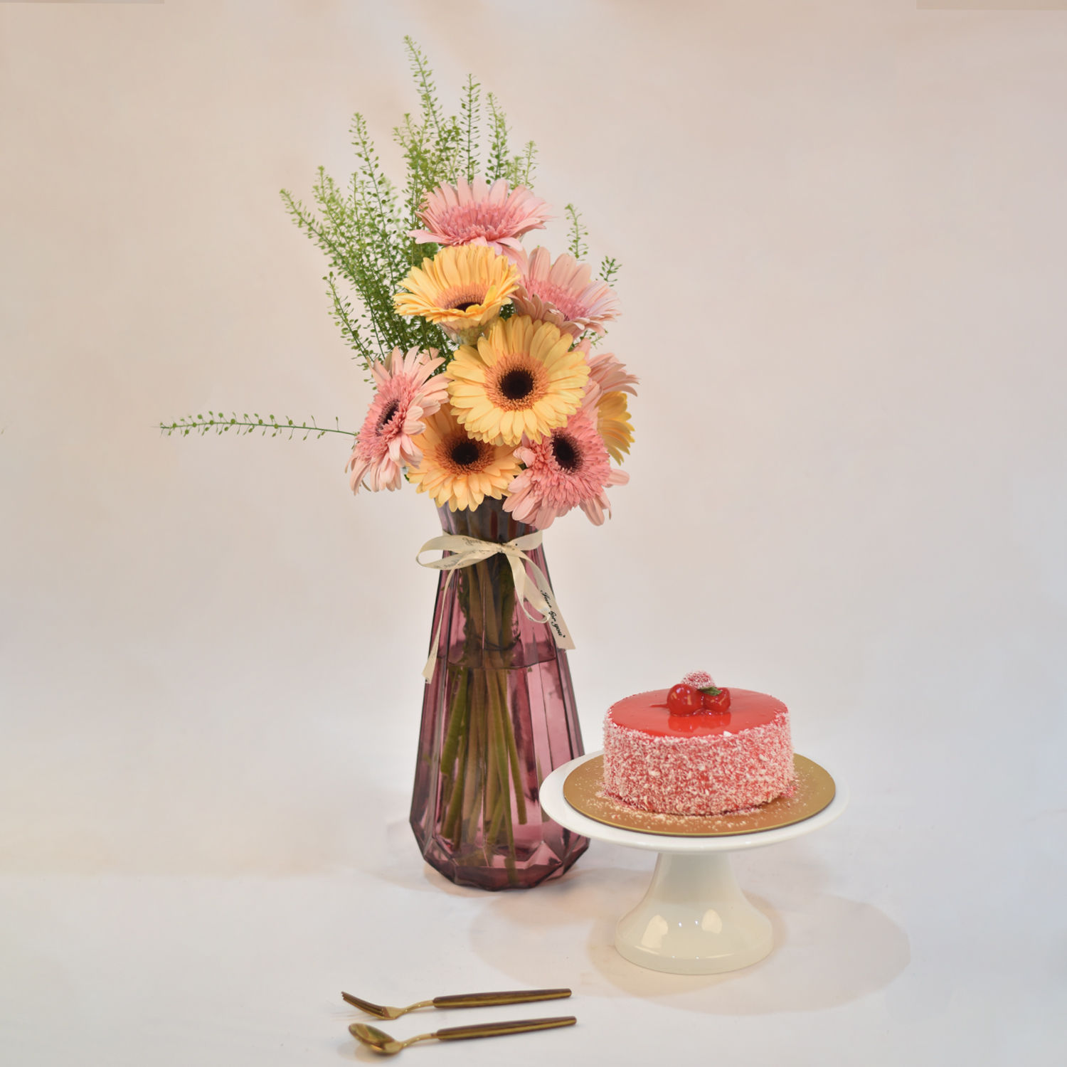 Magical Arrangement With Mousse Cake Delivery in Singapore FNP SG